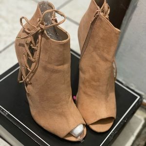 Qupid high heels with zipper in the side slight new